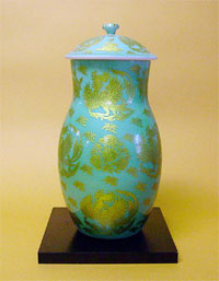 2007年、日ソ国交50周年記念の品としてロシアに贈られた岩尾對山窯製作の「萌葱金襴手壷」