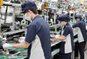 設計から製造まで国内一貫生産。メインボードの回路設計と基板実装