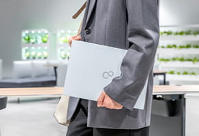 軽量・長時間駆動。どこにでも持ち運べるノートPCのモビリティ