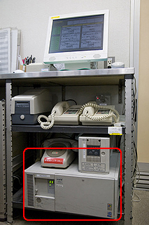 駅事務所内に導入されたFAシリーズ（写真下）。ICカード機器の監視を行う。