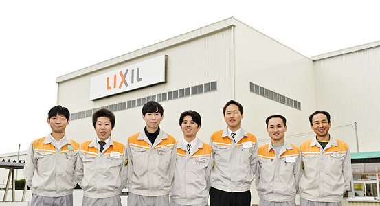 写真 5：取材に快く応じてくださったLIXIL有明工場の皆様。