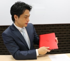 テレワークのために薄型・軽量を実現したLIFEBOOK U938/Vは気軽に持ち運びできる。「1on1ミーティングでも活用できる」と語る世古氏